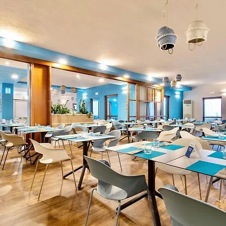 Isa-hotel With Swimming Pool Just 300 Mt From The Baia Delle Mimose-beach *
