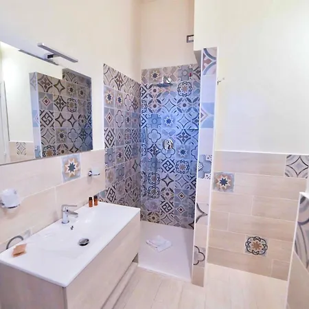 Isa-hotel With Swimming Pool Just 300 Mt From The Baia Delle Mimose-beach