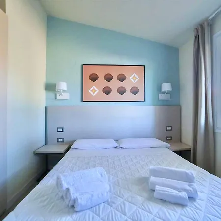 Isa-hotel With Swimming Pool Just 300 Mt From The Baia Delle Mimose-beach